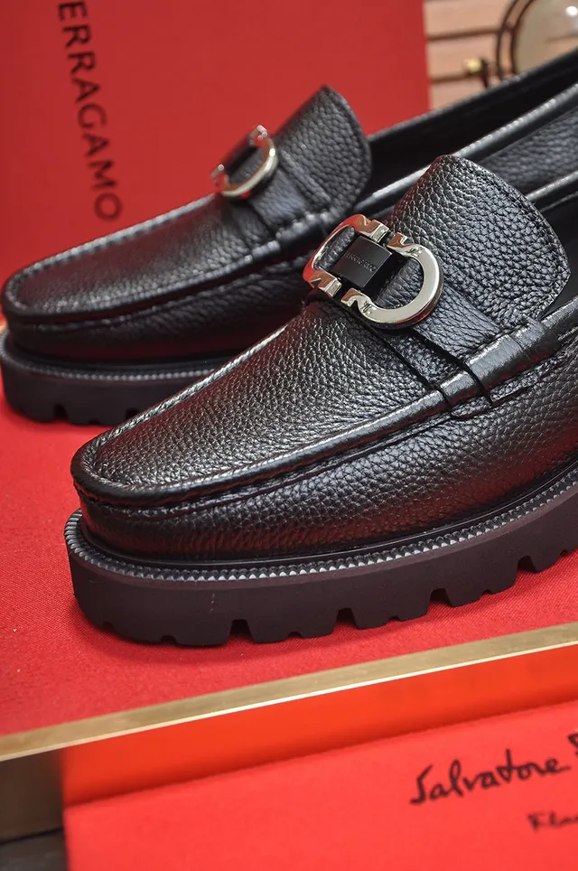 Salvatore Ferragamo Gancini Mocassins en cuir noir grainé 3