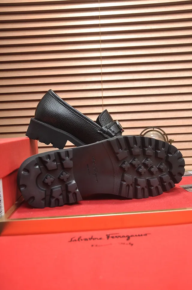 Salvatore Ferragamo Gancini Mocassins en cuir noir grainé 4
