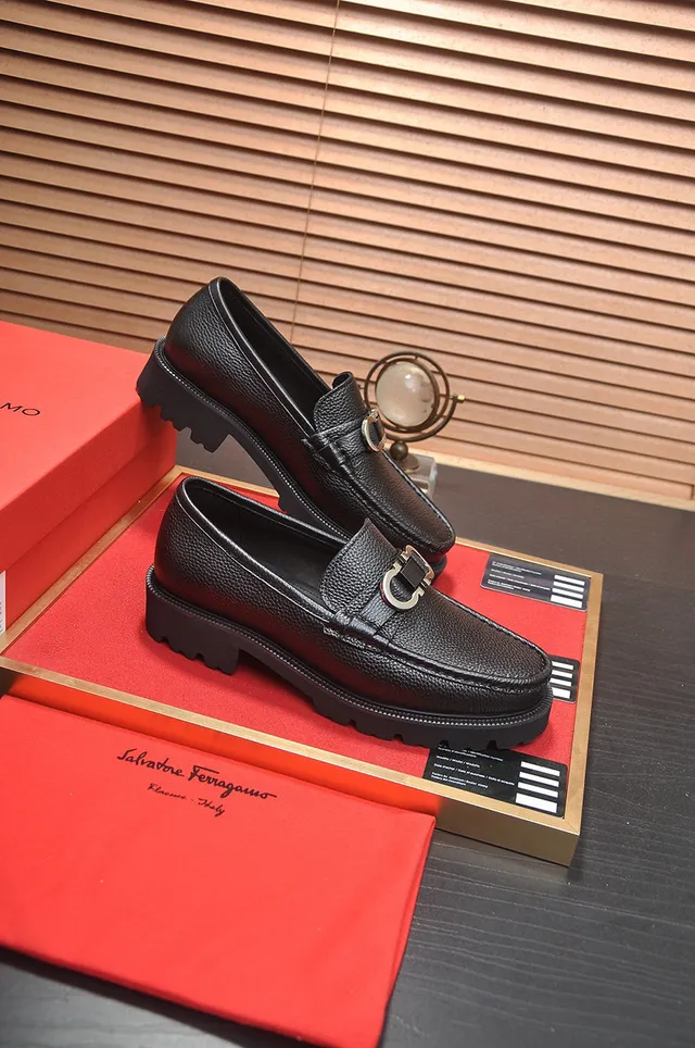 Salvatore Ferragamo Gancini Mocassins en cuir noir grainé 5