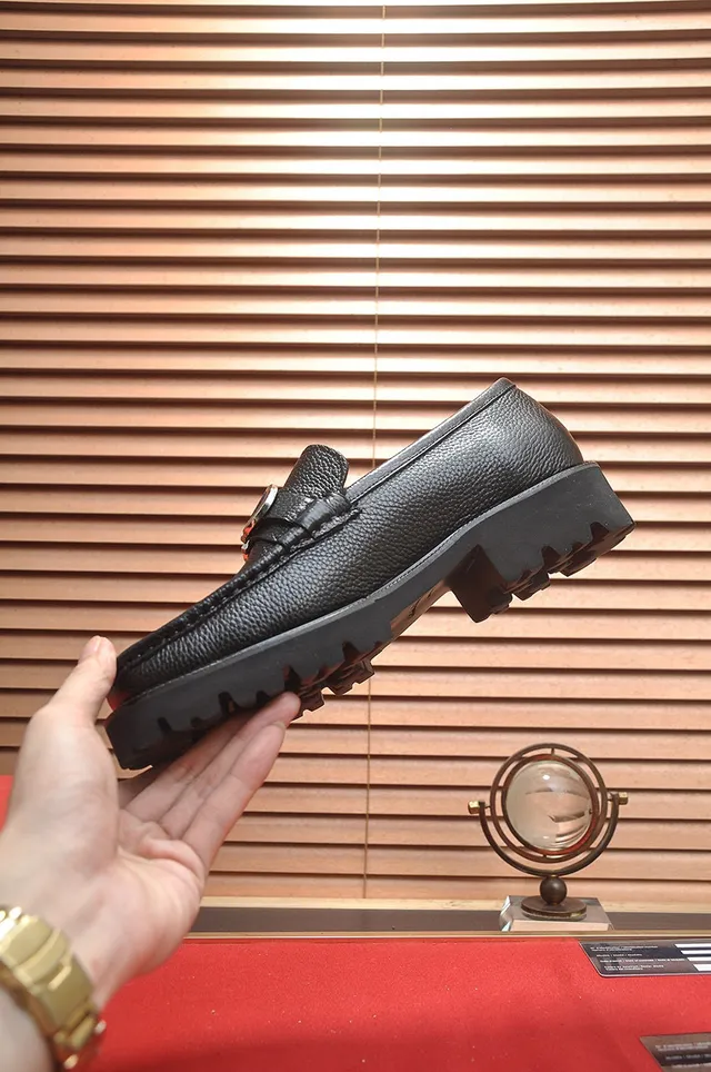 Salvatore Ferragamo Gancini Mocassins en cuir noir grainé 6