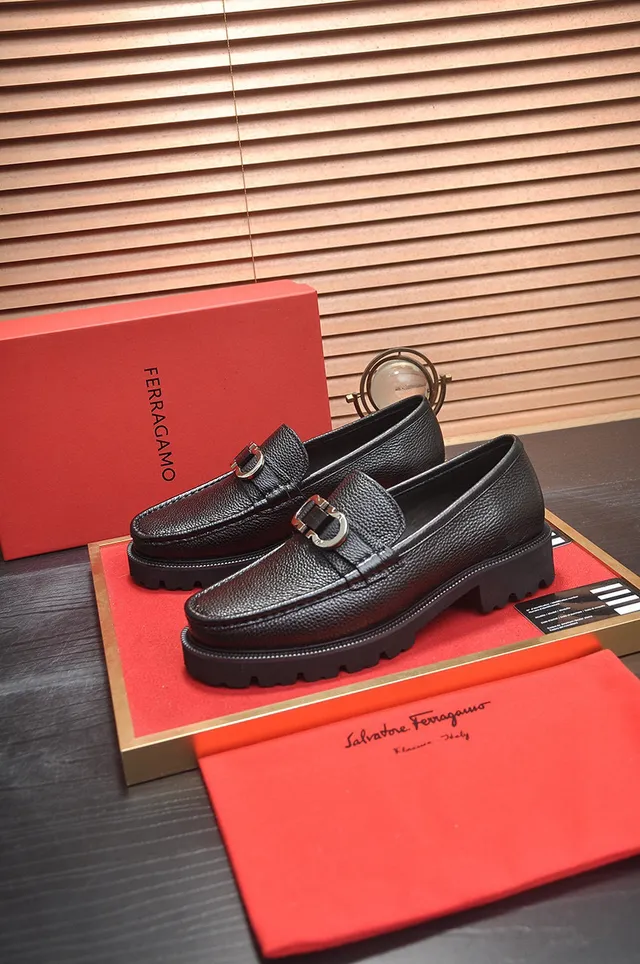 Salvatore Ferragamo Gancini Mocassins en cuir noir grainé 8