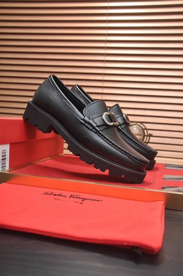 Salvatore Ferragamo Gancini Mocassins en cuir noir grainé 9