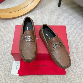 Salvatore Ferragamo Gancini भूरा दानेदार चमड़े के लोफर