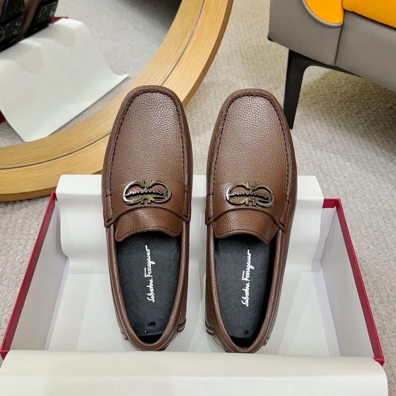Salvatore Ferragamo Gancini مكاسين جلد بني مقرمش 2