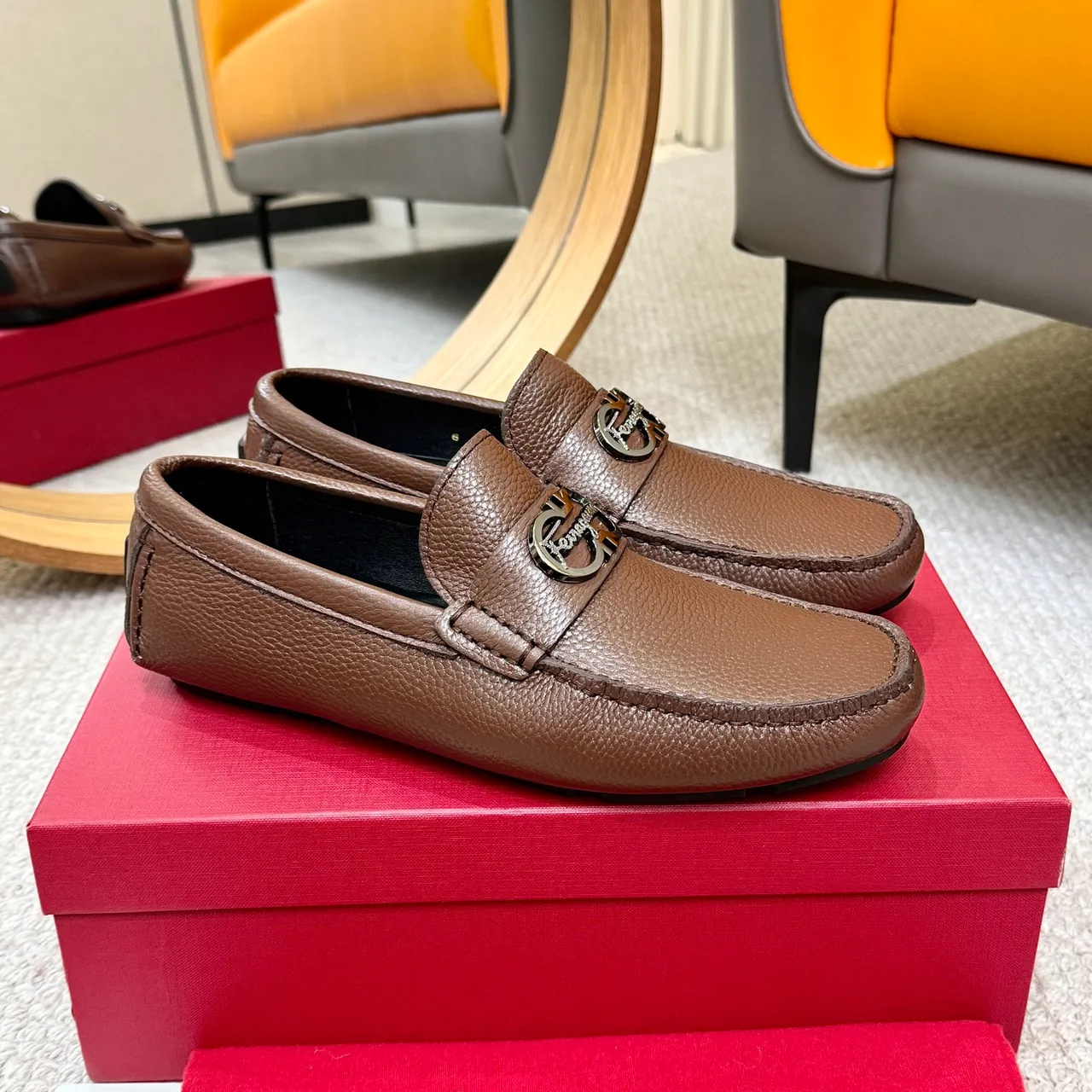 Salvatore Ferragamo Gancini مكاسين جلد بني مقرمش 3