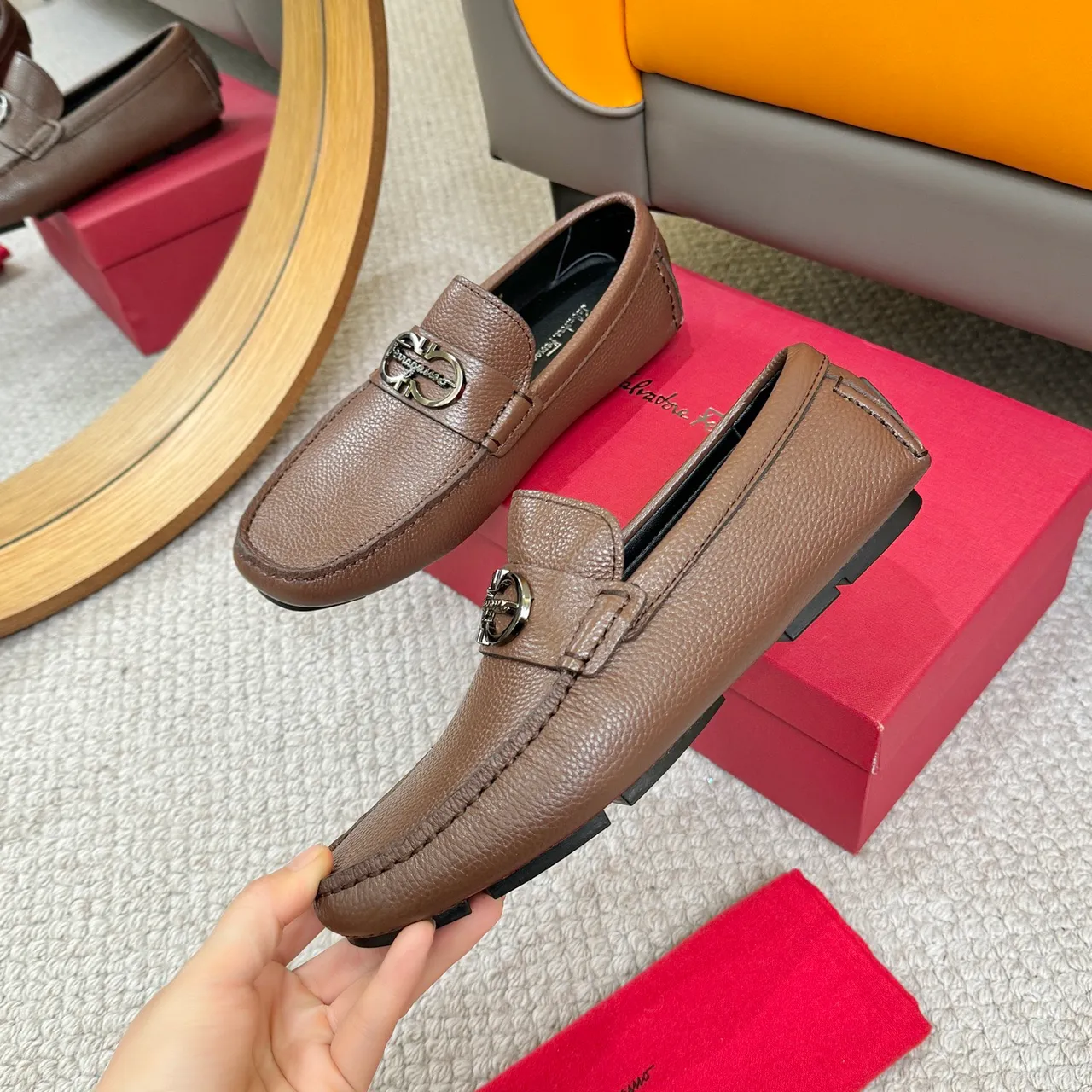 Salvatore Ferragamo Gancini مكاسين جلد بني مقرمش 4