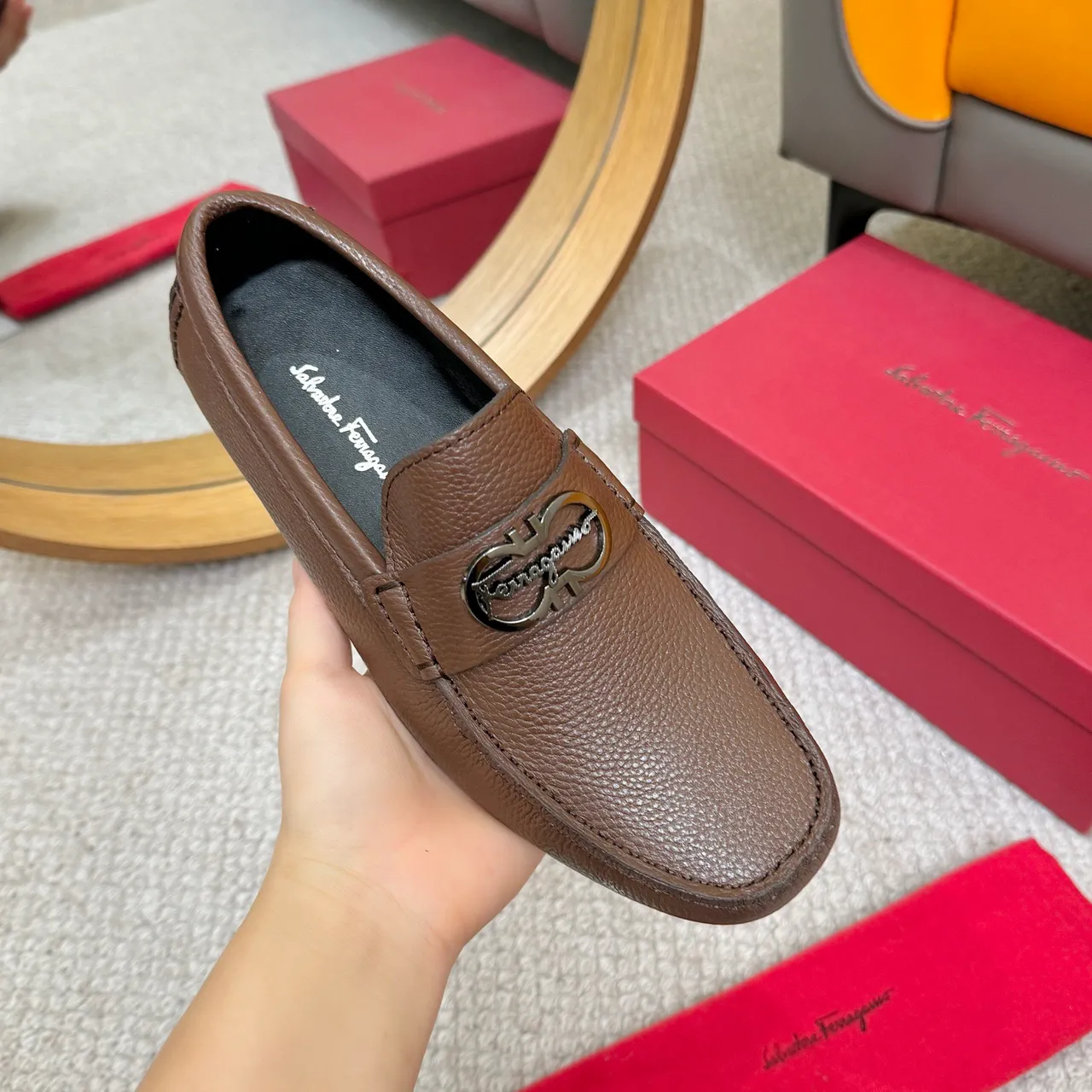 Salvatore Ferragamo Gancini مكاسين جلد بني مقرمش 5