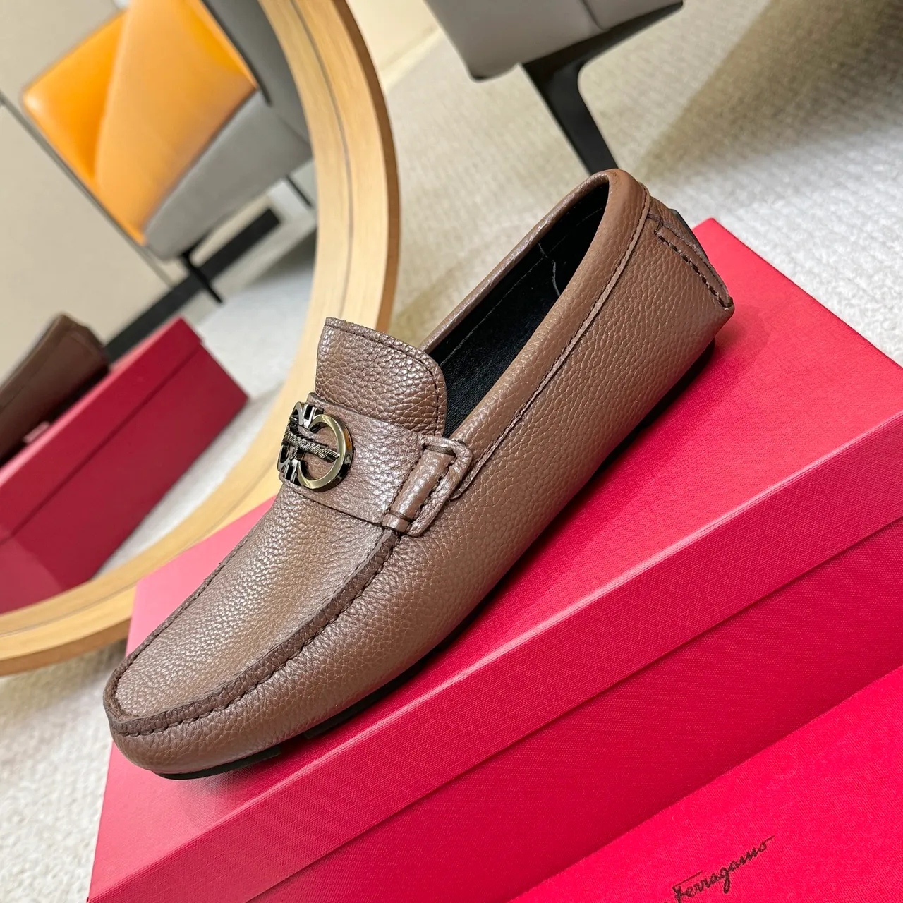 Salvatore Ferragamo Gancini مكاسين جلد بني مقرمش 6