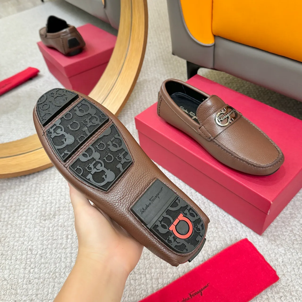 Salvatore Ferragamo Gancini مكاسين جلد بني مقرمش 7