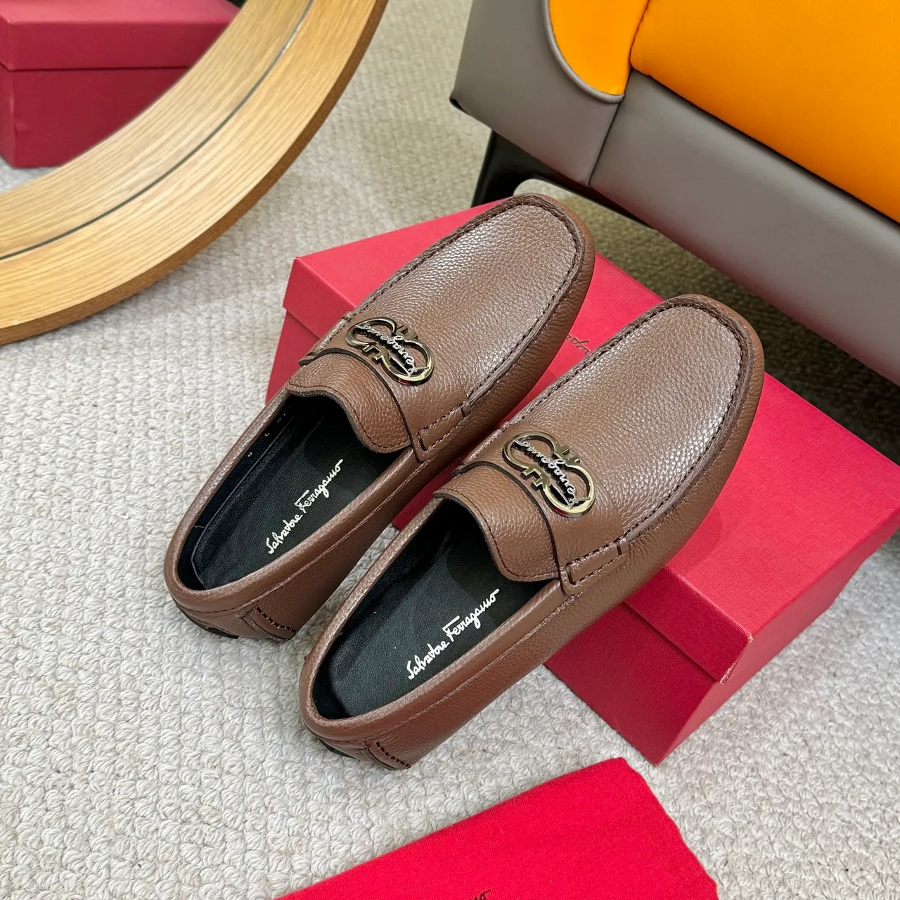 Salvatore Ferragamo Gancini مكاسين جلد بني مقرمش 8