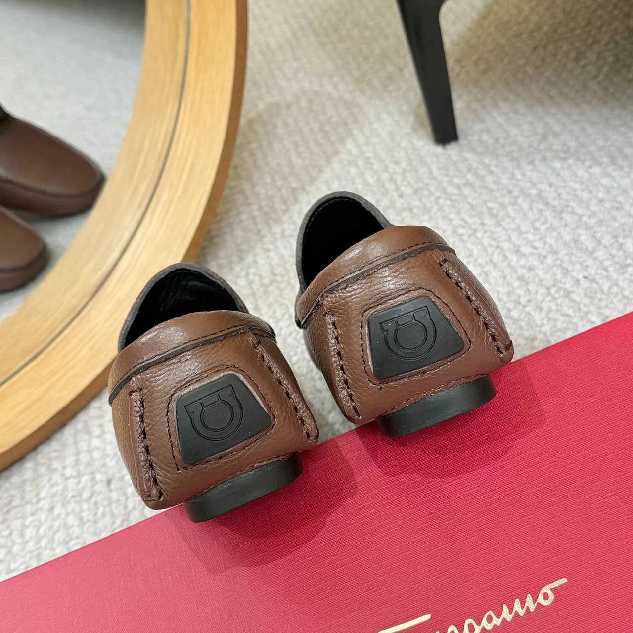 Salvatore Ferragamo Gancini مكاسين جلد بني مقرمش 9