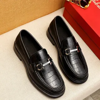 Salvatore Ferragamo Gancini Croc-Embossed Black लूफर