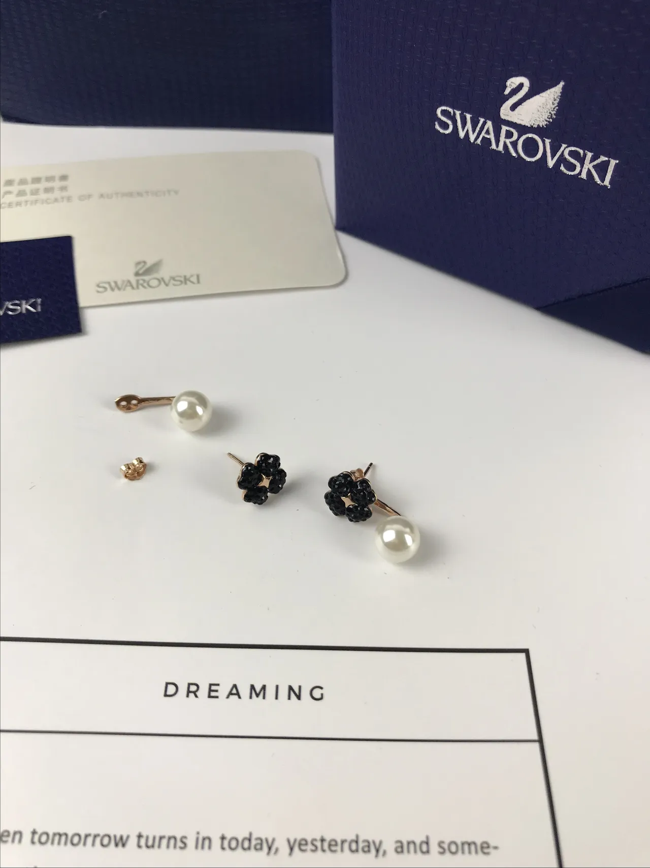 Swarovski Dreaming Brincos assimétricos de cristal preto e pérola 5