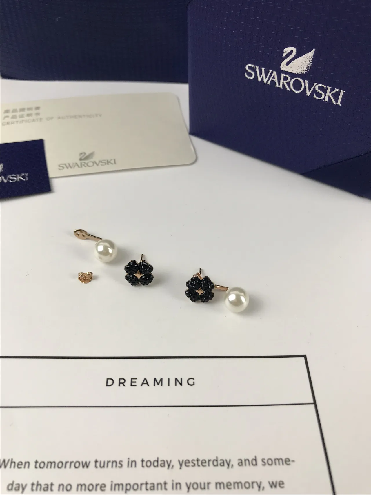 Swarovski Dreaming Brincos assimétricos de cristal preto e pérola 6