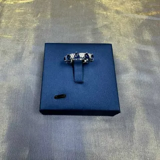 Tiffany & Co. Bague en saphir poire à cinq pierres et diamants pavés