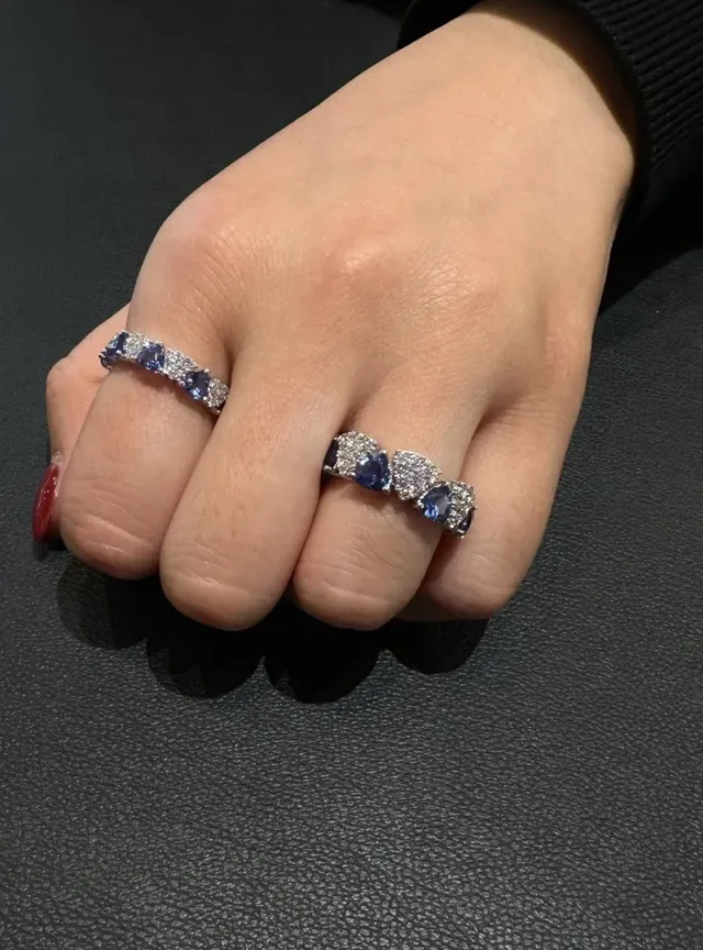 Tiffany & Co. Anel de safira de corte pera com cinco pedras e diamantes pavé 2