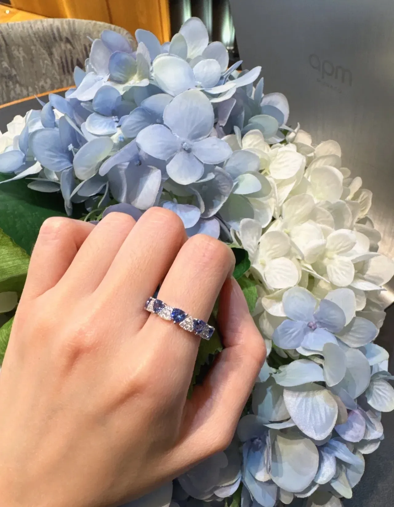 Tiffany & Co. Anel de safira de corte pera com cinco pedras e diamantes pavé 3