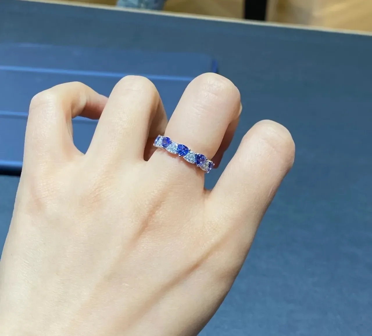 Tiffany & Co. Anel de safira de corte pera com cinco pedras e diamantes pavé 4