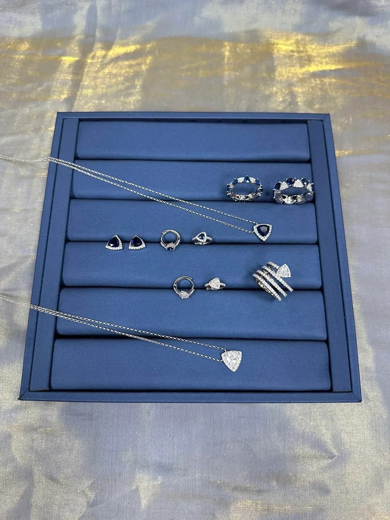 Tiffany & Co. Anel de safira de corte pera com cinco pedras e diamantes pavé 5
