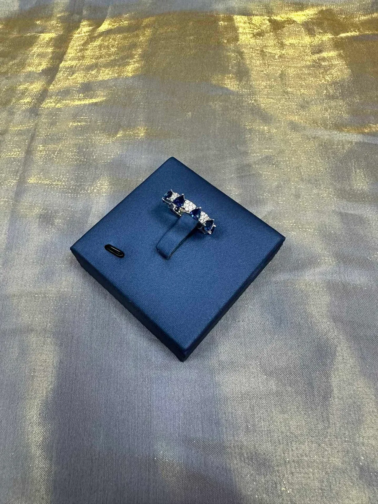 Tiffany & Co. Anel de safira de corte pera com cinco pedras e diamantes pavé 9