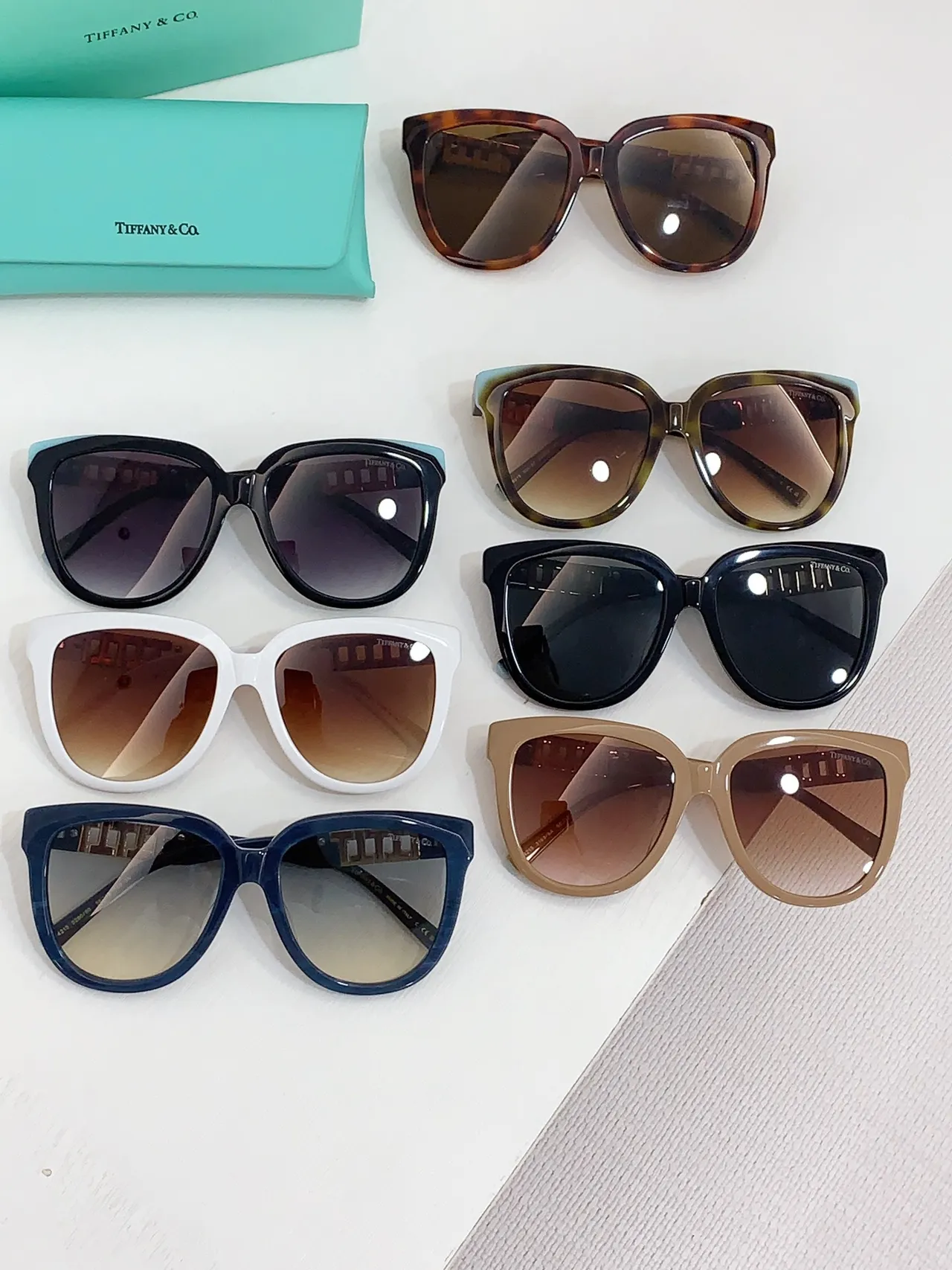 Tiffany & Co. T Collection Angular Cat-Eye Black Gold Lunettes de soleil 3