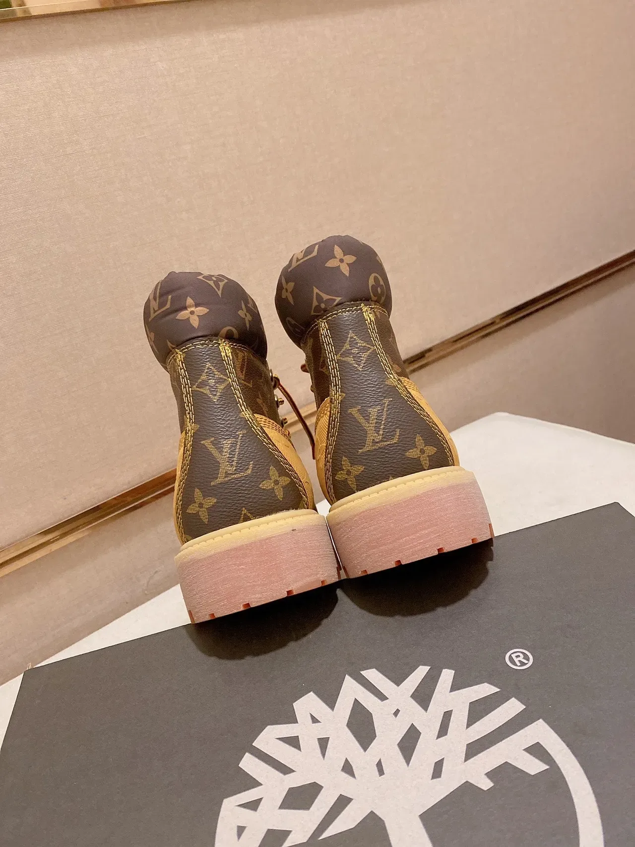 Timberland أحذية عمل صفراء وبنية مطبوعة بمونوغرام كانفاس منقور نسيجي علوي 3