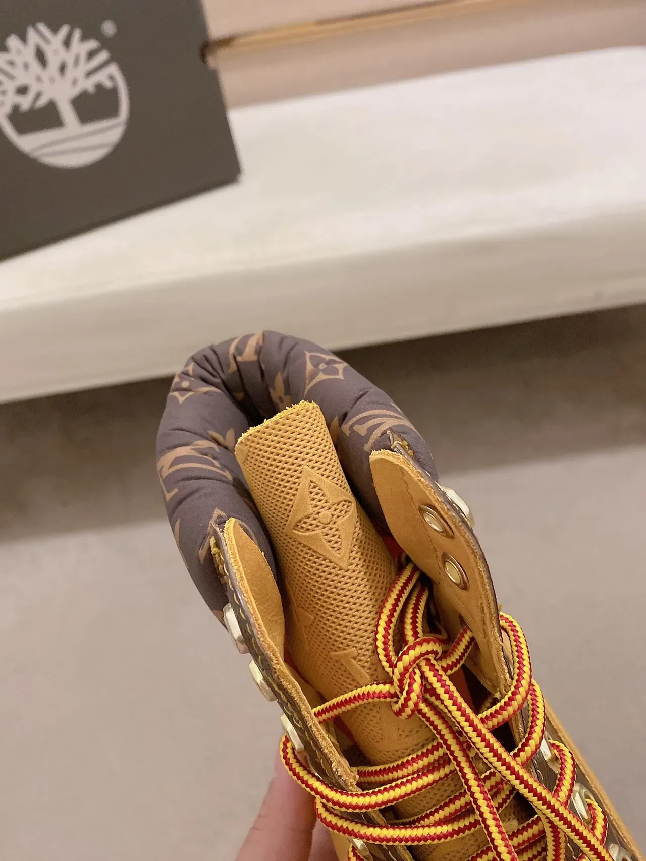 Timberland أحذية عمل صفراء وبنية مطبوعة بمونوغرام كانفاس منقور نسيجي علوي 4