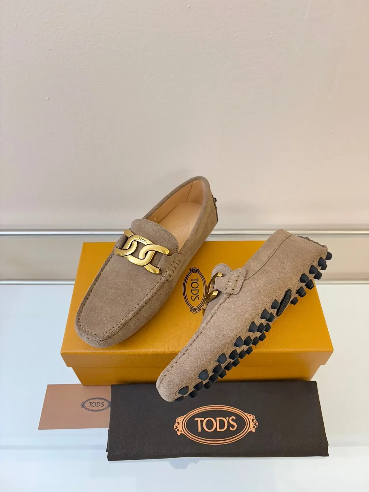 Mocassins Tod's Gommino daim taupe mors doré 2