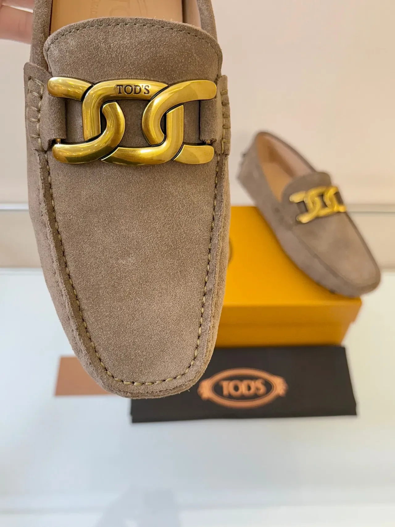 Mocassins Tod's Gommino daim taupe mors doré 3