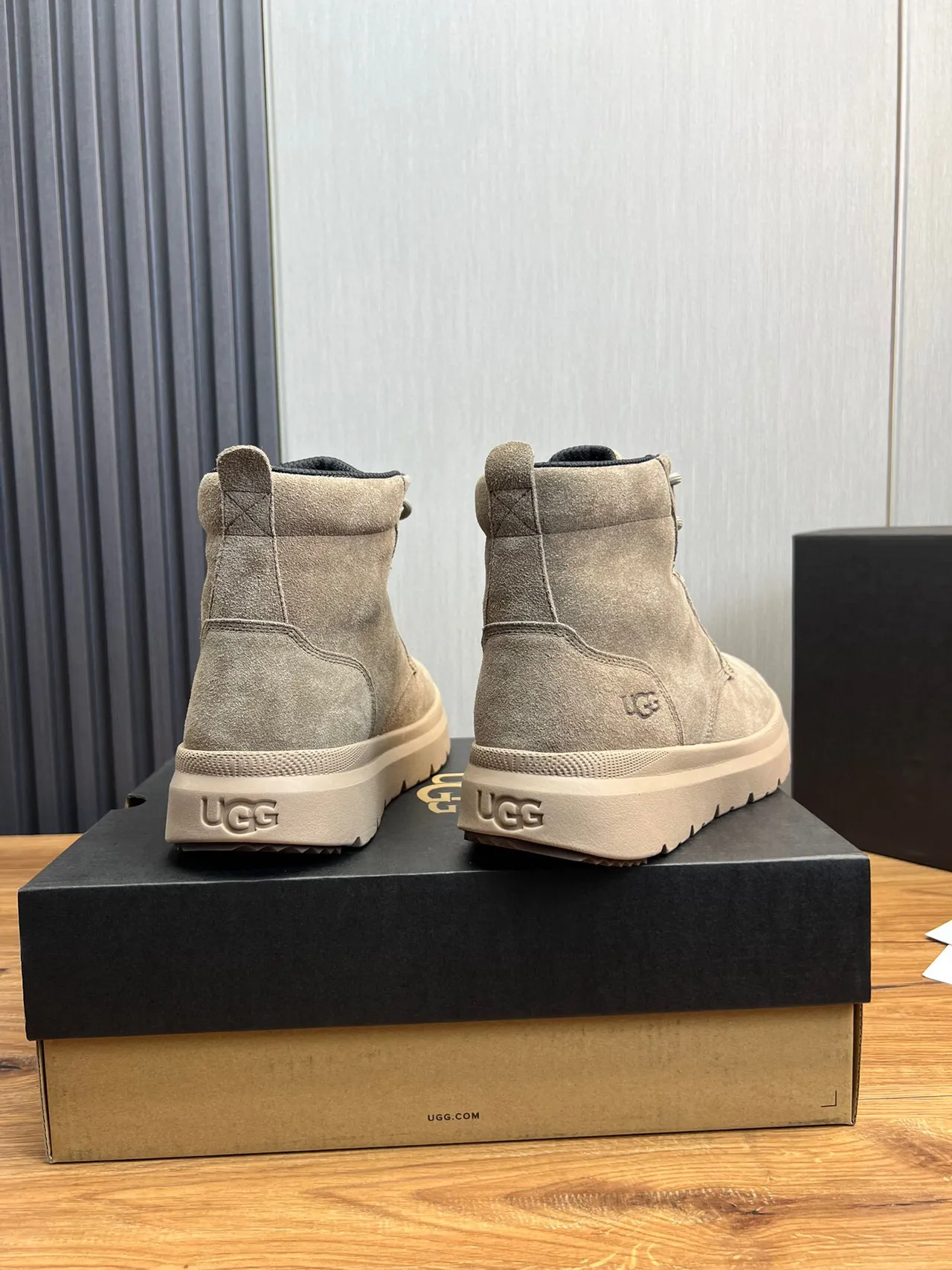 UGG Beige Suede Upper Platform Sole Work Boots 6