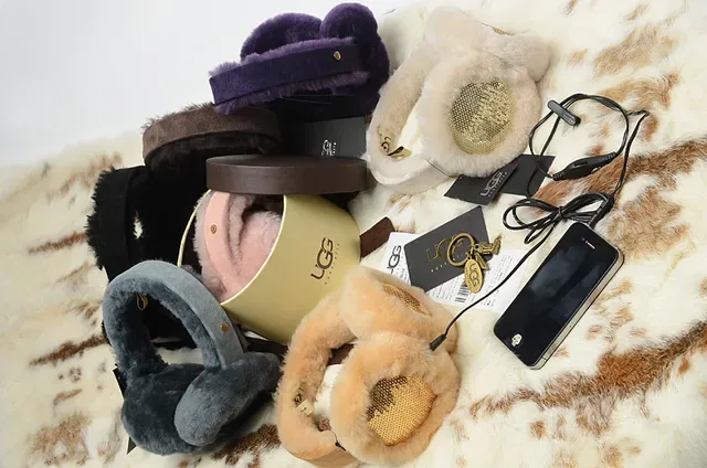 UGG Classic Black Beige Fur-Lined Shearling Interior Beanie 2