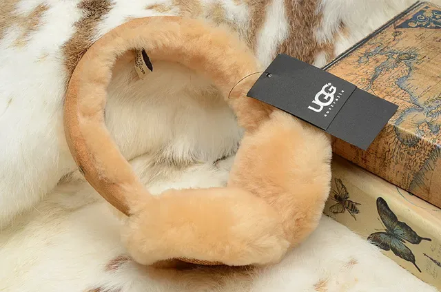 UGG Classic Black Beige Fur-Lined Shearling Interior Beanie 16