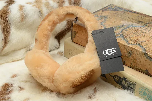 UGG Classic Black Beige Fur-Lined Shearling Interior Beanie 17