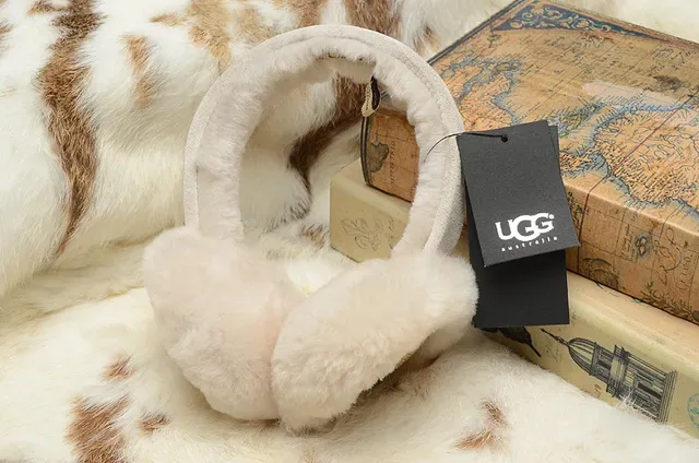 UGG Classic Black Beige Fur-Lined Shearling Interior Beanie 22