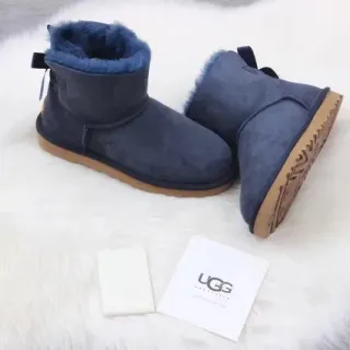 UGG क्लासिक मिनी नेवी ब्लू सूड शियरलिंग लाइनड बर्फीले जूते