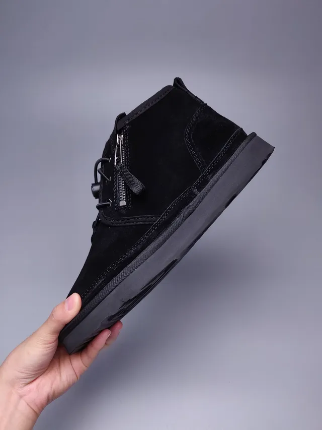 UGG Classic Mini Zip काला सूड एंक्ल बूट 2