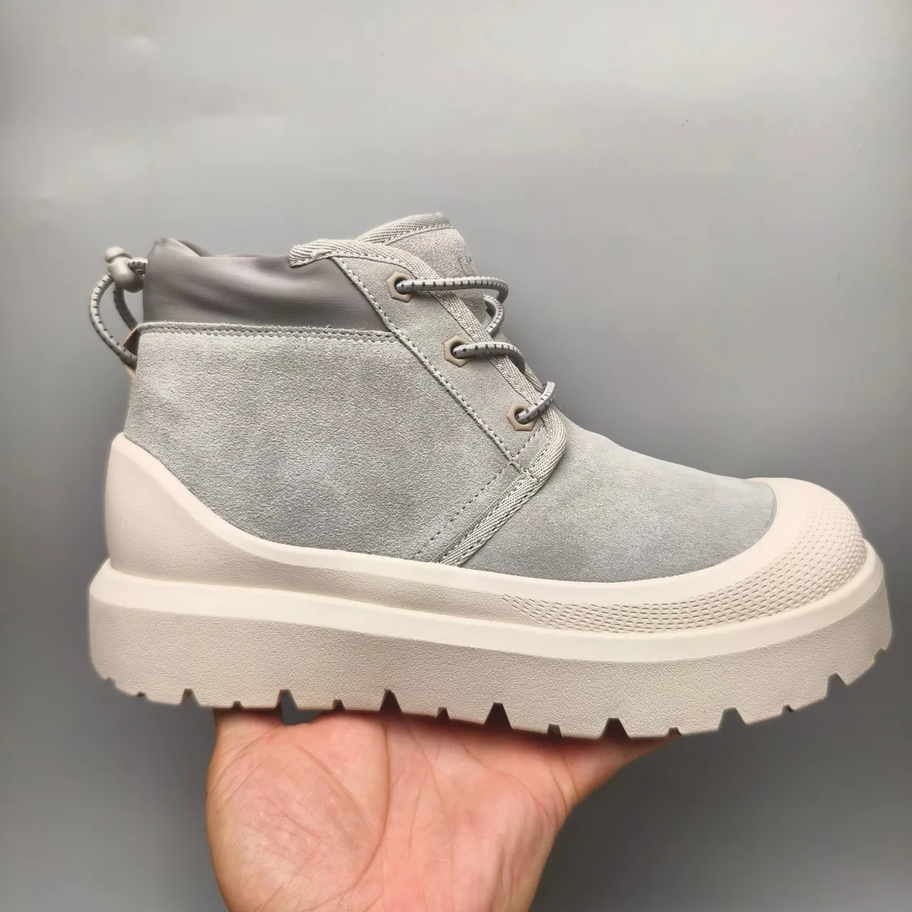 UGG ग्रे स्यूड प्लेटफॉर्म एंक्ल बूट 2