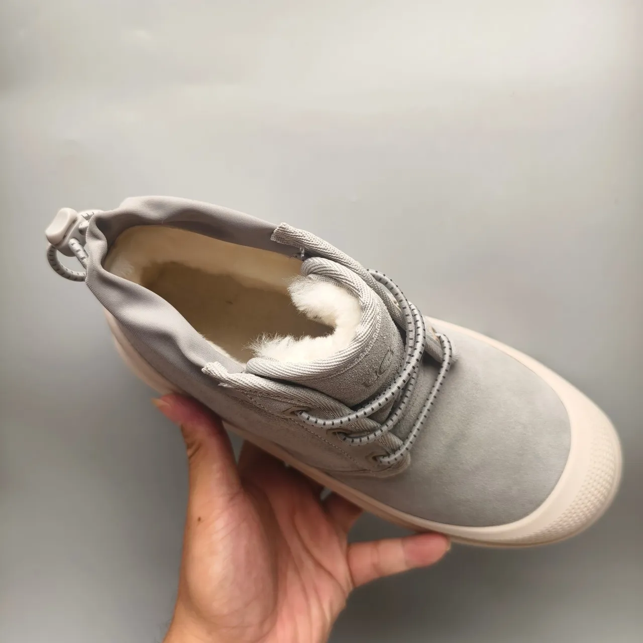 UGG ग्रे स्यूड प्लेटफॉर्म एंक्ल बूट 3