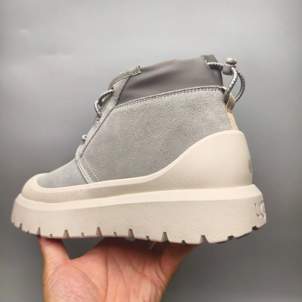 UGG ग्रे स्यूड प्लेटफॉर्म एंक्ल बूट 4