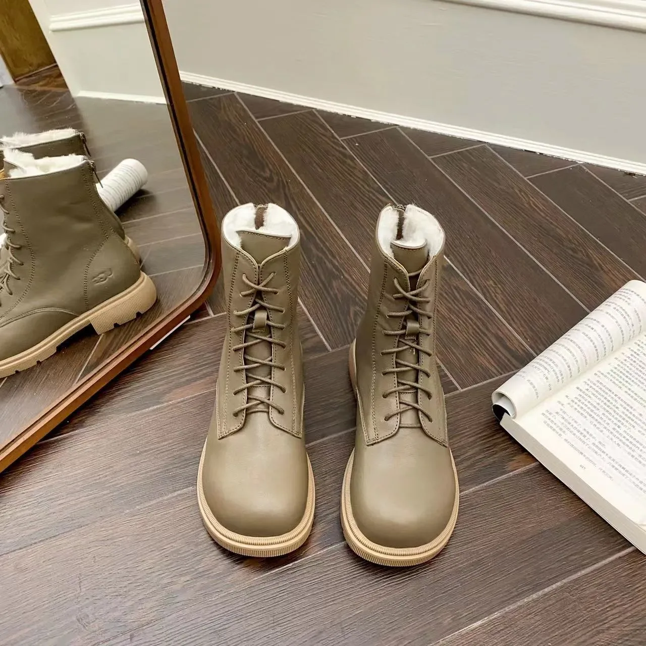 UGG लेस-अप शीयरलिंग लाइन्ड ऑलिव एंक्ल बूट 2