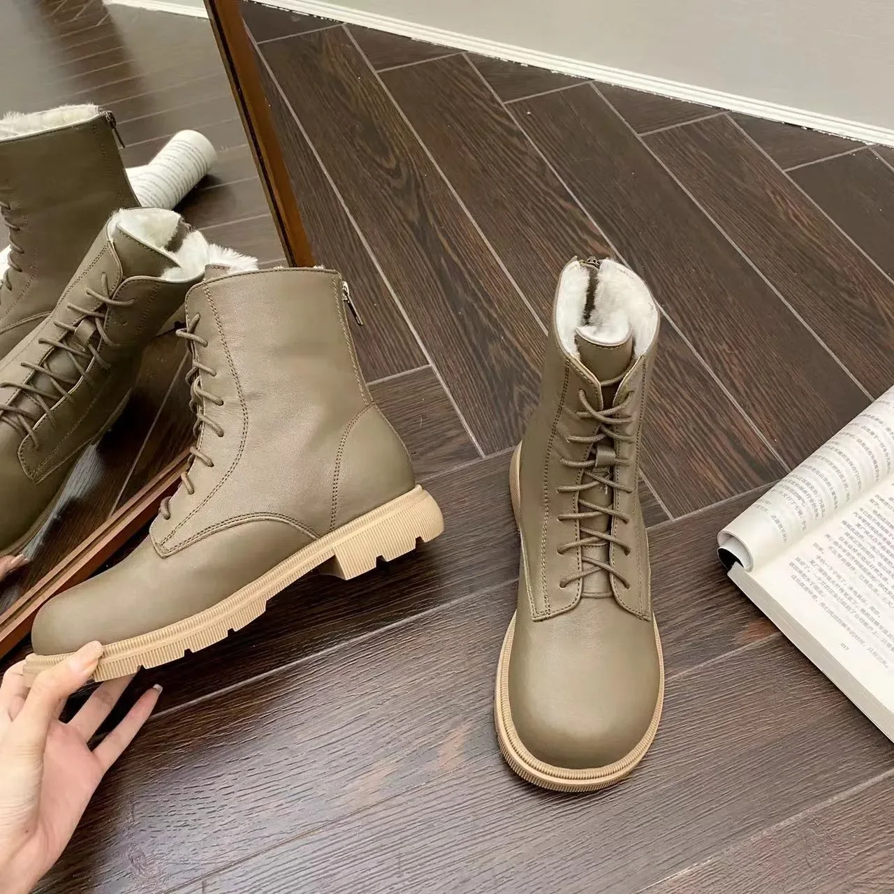 UGG लेस-अप शीयरलिंग लाइन्ड ऑलिव एंक्ल बूट 3