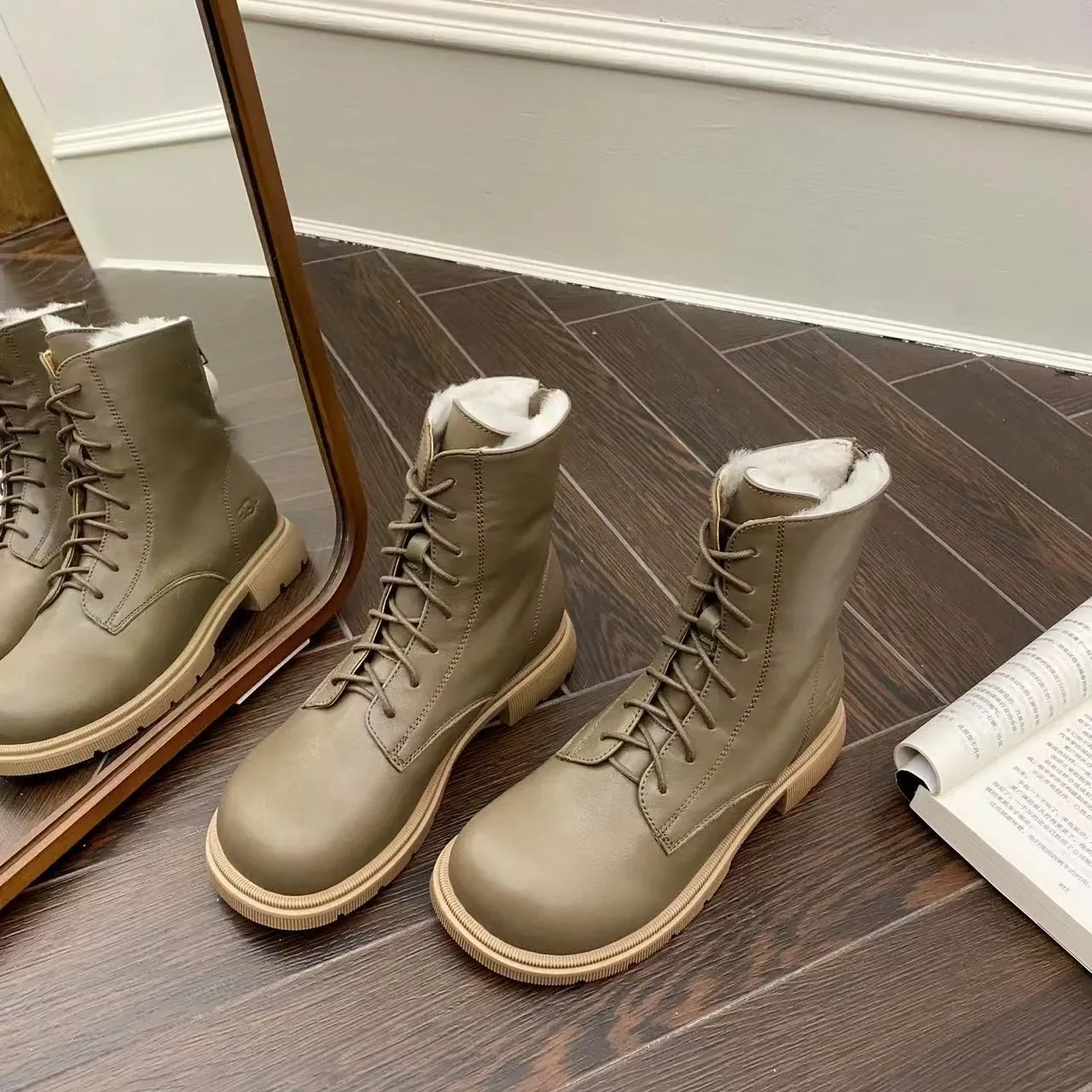 UGG लेस-अप शीयरलिंग लाइन्ड ऑलिव एंक्ल बूट 4