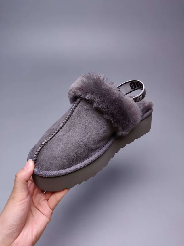 UGG Tasman ग्रे सूड प्लेटफॉर्म स्लिपर 10