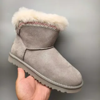 UGG Tasman हल्का भूरा सुड शियरलिंग कफ स्नो बूट
