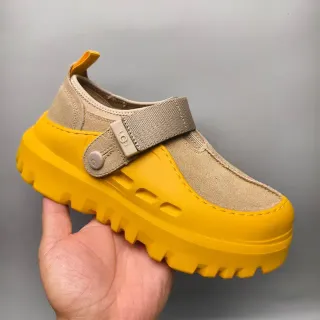 UGG Tasman হলুদ এবং বেইজ সুয়েড ক্লগ