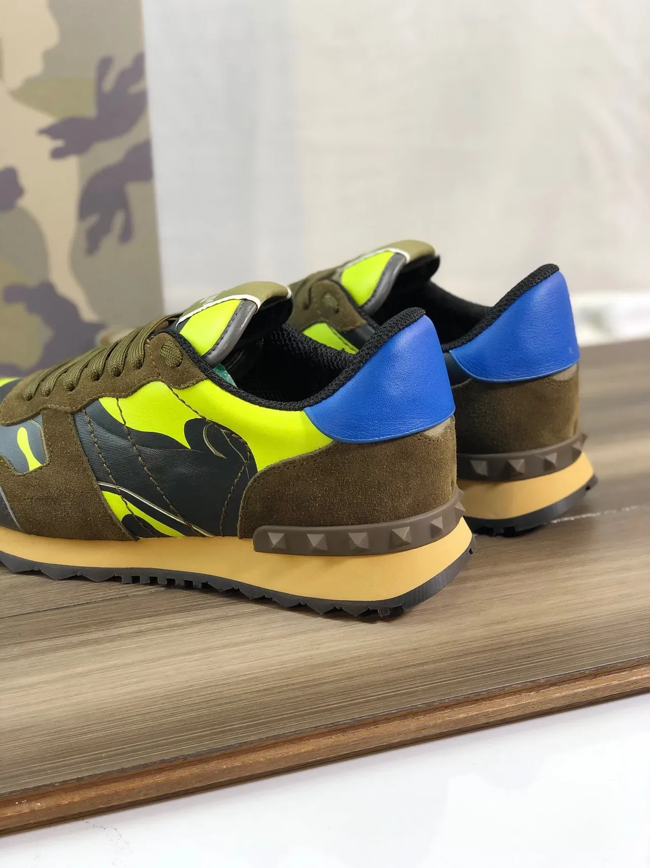 Valentino Vert Militaire Jaune Panneau Camouflage Accents Néon Contraste Chaussures Lifestyle 2