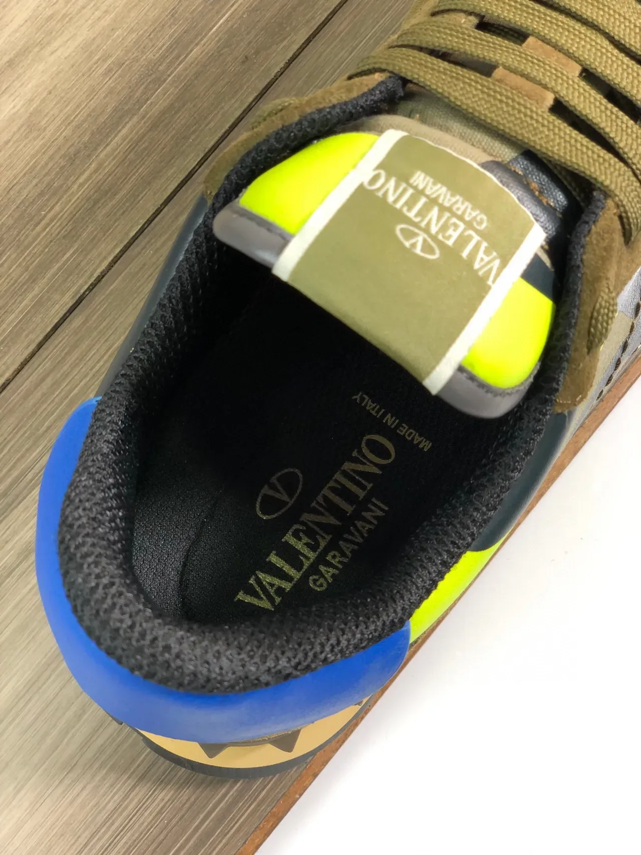 Valentino Vert Militaire Jaune Panneau Camouflage Accents Néon Contraste Chaussures Lifestyle 3