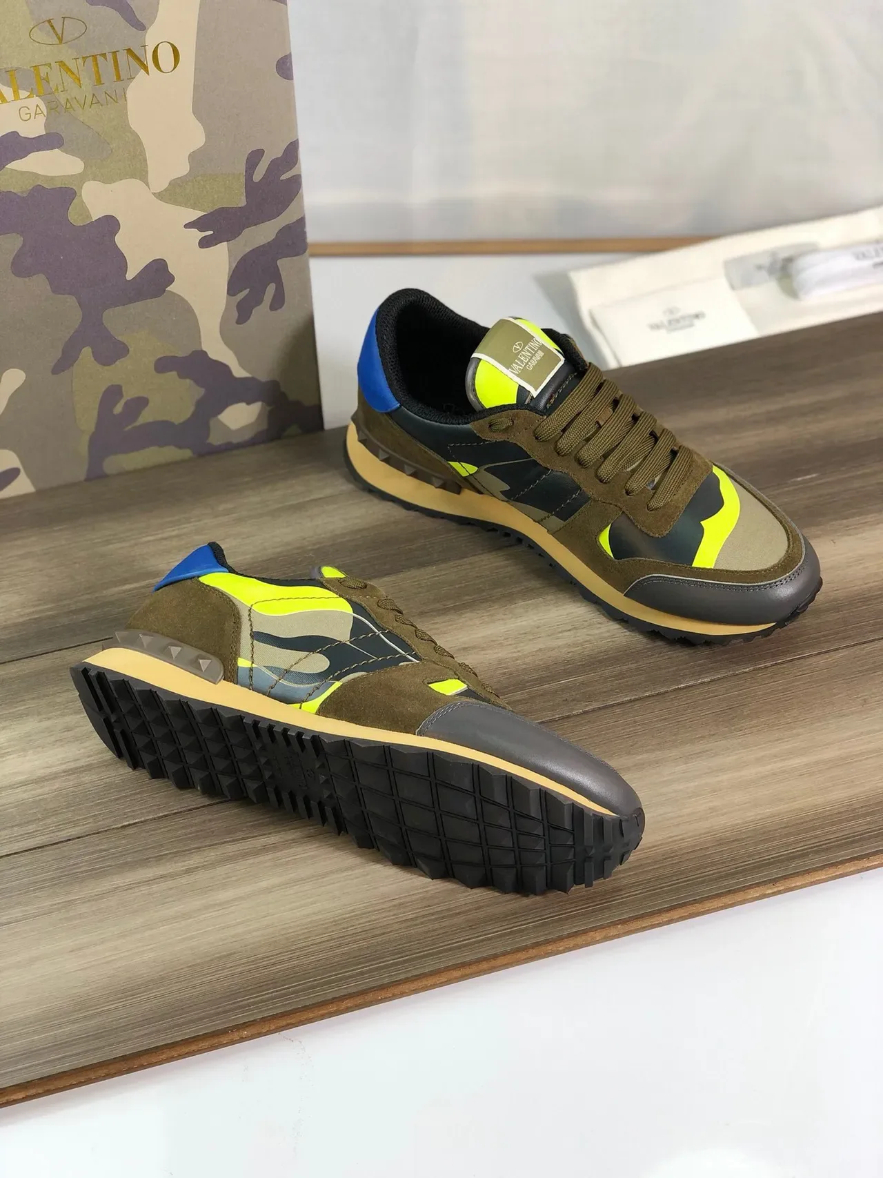 Valentino Vert Militaire Jaune Panneau Camouflage Accents Néon Contraste Chaussures Lifestyle 4