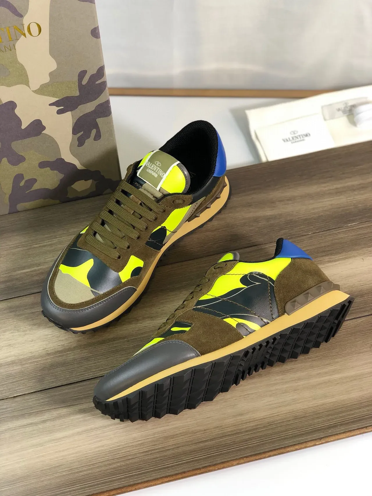 Valentino Vert Militaire Jaune Panneau Camouflage Accents Néon Contraste Chaussures Lifestyle 5