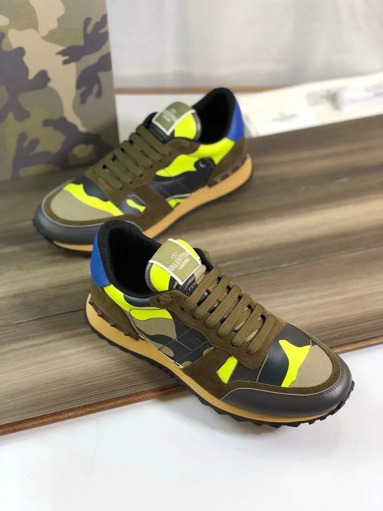 Valentino Vert Militaire Jaune Panneau Camouflage Accents Néon Contraste Chaussures Lifestyle 6